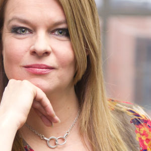 ”Hyvän komedian alla asuu tragedian syvä olemus”, tuumaa näyttelijä Elina Knihtilä.