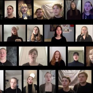 Flera elever som filmat sig själva på sin dator och sammanställt det hela till en video då de sjunger tillsammans.