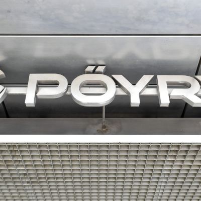 Pöyryn logo yhtiön pääkonttorin seinässä Vantaalla.