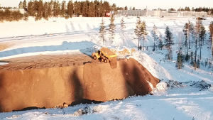 Här pågår fyllningsarbeten för rampen upp till bron. Vägbygge i Lojo.