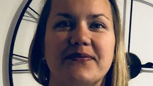 Man måste våga fråga och prata om självmord, säger Johanna Cresswell-Smith. Porträtt av Johanna Cresswell-Smith.