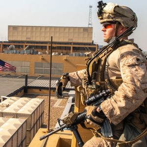 Amerikkalaissotilas vartio Yhdysvaltain Irakin-lähetystöä Bagdadissa 3. tammikuuta.