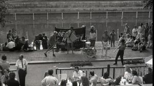 Musiken får människorna att stanna vid åstranden. Från det första festivalåret, 1988. DBTL 1988.