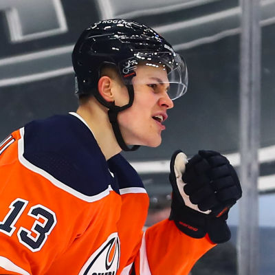 Jesse Puljujärvi jublar över sitt första NHL-mål på över två år.