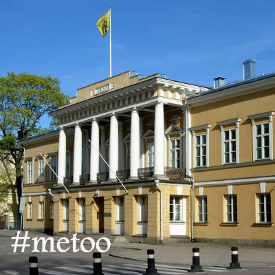 Åbo Akademis huvudbyggnad med metoo-text ovanpå.