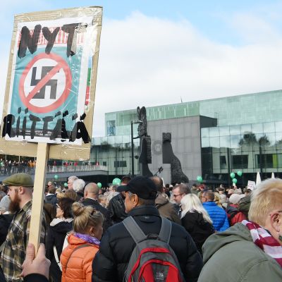 Peli Poikki! – Rikotaan hiljaisuus -mielenosoitus Kansalaistorilla Helsingissä 24. syyskuuta.