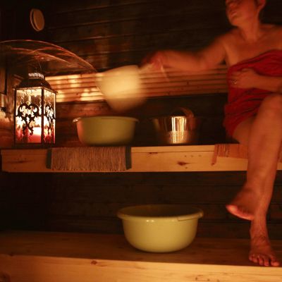 nainen saunoo