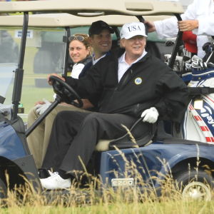 Donald Trump i golfbil vid Turnberrybanan 2018.