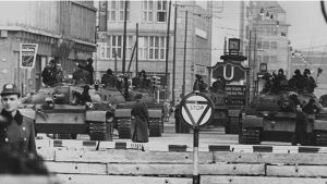 Neuvostoliiton tankkeja Checkpoint Charlien luona Berliinissä lokakuussa 1961.