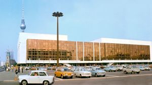 Palast der Republik var en byggnad i Berlin (före detta Östberlin) som bland annat inhyste Östtysklands parlament Volkskammer. Palast der Republik byggdes 1973–1976 på platsen där Berlins stadsslott stod fram till 1950. Byggnaden revs mellan 2006 och 2008. Palast der Republik i Berlin år 1977.