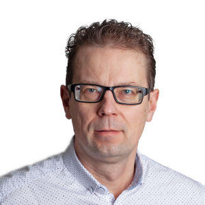 Dan Björklöf säger att företaget börjat tillverka ansiktsvisir och specifikt stommen som visiret ska sättas på. För det samarbetar man med ett företag i Sverige. en man i ljus skorta och svarta glasögon och kort mörkt hår