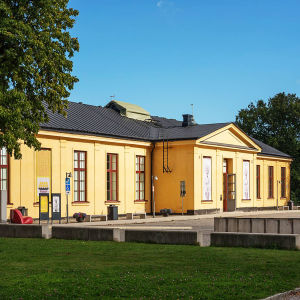 Tukholman Moderna Museétin rakennus aurinkoisena kesäpäivänä.