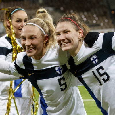 Emma Koivisto och Natalia Kuikka firar Finlands EM-plats.