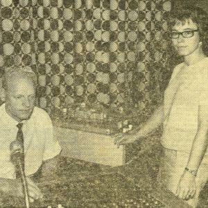 Tekniker Stig Malmberg och programchef Birgitta Pakarinen. Stig Malmberg och Birgitta Pakarinen i Borgåstudion år.