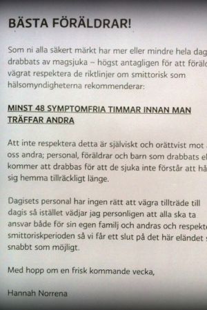 En lapp som en förälder hängde upp på dagis. Lapp med varning för vinterkräksjuka på dagis.