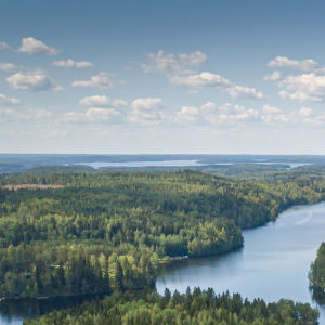 Senja Larsenin dronella kuvaama suomalaismaisema.