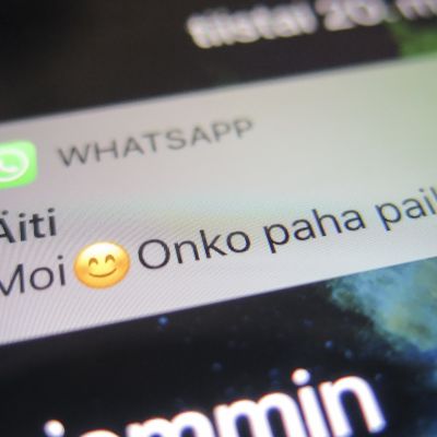 Äiti laittaa viestiä, että onko paha paikka WhatsAppissa.