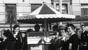 Rouvat syövät kermajäätelöä vuoden 1933 Helsingissä