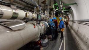 LHC-kiihdytinrengas 100 metrin syvyydessä Ranskan ja Sveitsin rajalla LHC-kiihdytinrengas