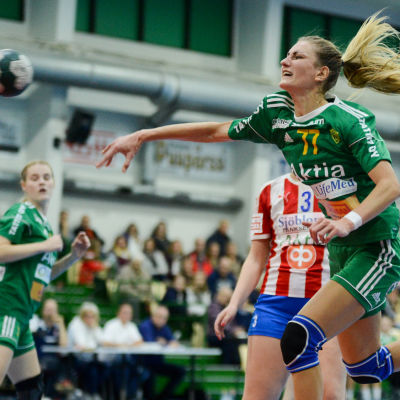 Valeriya Kirillova från Sjundeå IF skjuter ett hoppskott.