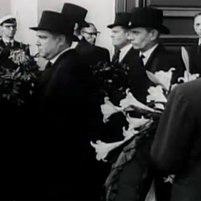 Jean Sibeliuksen arkku kannetaan ulos Helsingin tuomiokirkosta (1957).