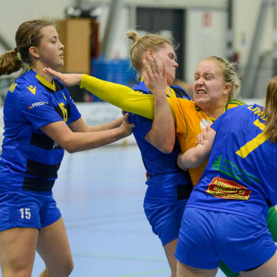 Moa Wasström stoppas av tre KyIF-spelare.