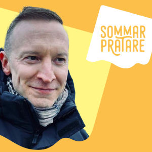 En bild på Tomas Knuts bildredigerad med en gul grafik som omger bilden. Uppe till höger syns ett vitt frimärke med texten "Sommarpratare".