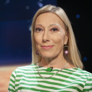 Sophia Jansson sitter i Daniel Olins tv-studio, närbild.