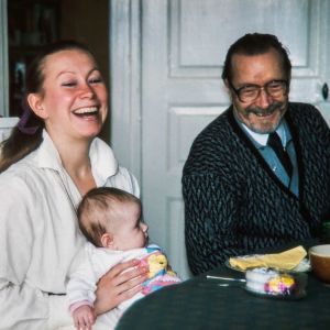 Marja Sakari isänsä Aimo Sakarin ja tyttärensä Jennin kanssa.