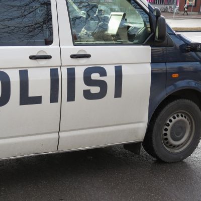 Poliisi-teksti poliisiauton kyljessä.