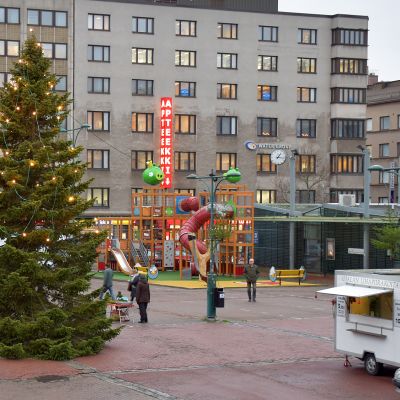 Porin kauppatorin joulukuusi mallia 2015 on kahdeksan metriä korkea. Kuusi on kaadettu Vähärauman kaupunginosassa sijaitsevasta yksityispihasta.