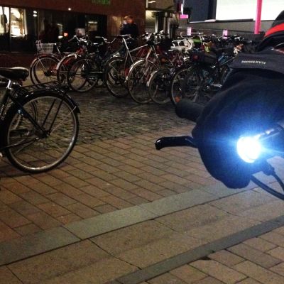 Lamppu polkupyörän ohjaustangossa.
