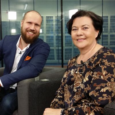 Kansanedustajat Touko Aalto (vihr.) ja Aila Paloniemi (kesk.) Yle Jyväskylän Nettistudiossa.