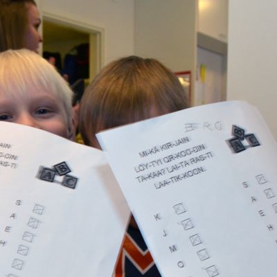 Eskarilaiset esittelevät tehtäväänsä