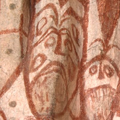pikku pirulaisia Hollolan kirkon seinällä