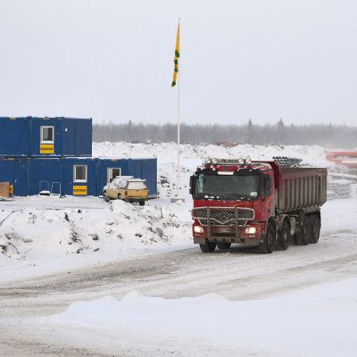 Työkoneita Fennovoiman ydinvoimatyömaalla Pyhäjoen Hanhikivenniemessä