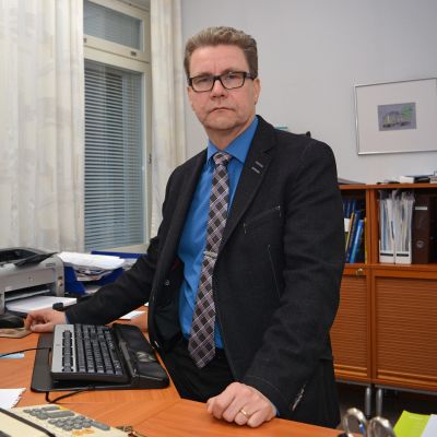 Teuvan kunnanjohtaja Veli Nummela työhuoneessaan.