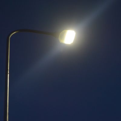 Led-lampulla varustettu katuvalo.