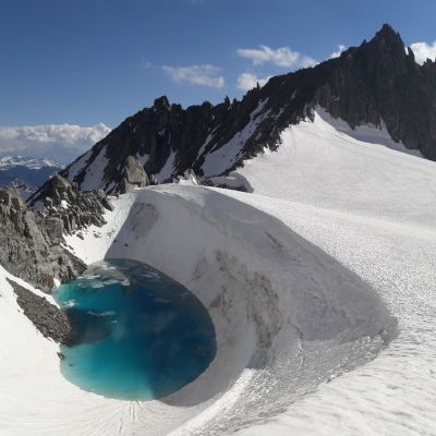 3 400 metrin korkeudessa, kahden vuoren notkelmassa lumipeite oli muuttunut liplattavaksi vedeksi.