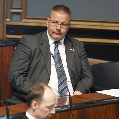 Kansanedustaja Juha Mäenpää (ps.) eduskunnan täysistunnossa Helsingissä 24. kesäkuuta.