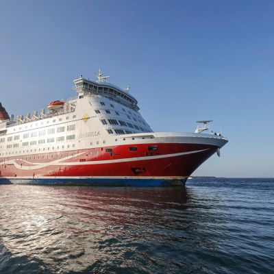 Viking Linen risteilyalus Amorella ja hinaaja aamulla Järsö-saaren rannan lähellä Ahvenanmaalla 23. syyskuuta 2020.