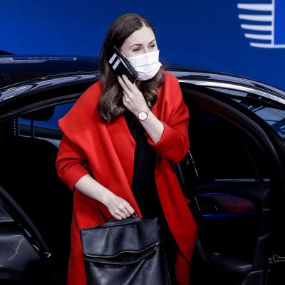 Sanna Marin poistuu autosta ja puhuu kännykässä