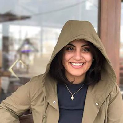 Loujain al-Hathloul takin huppu päässään.