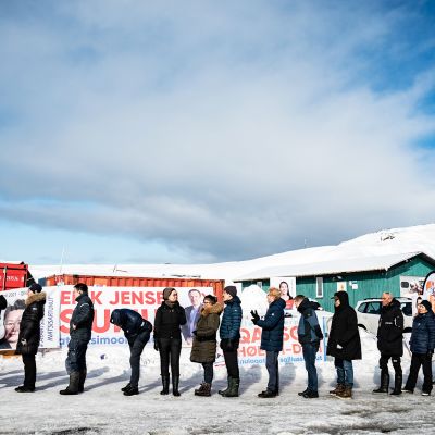 Äänestäjät jonottivat äänestyspaikan edustalla.