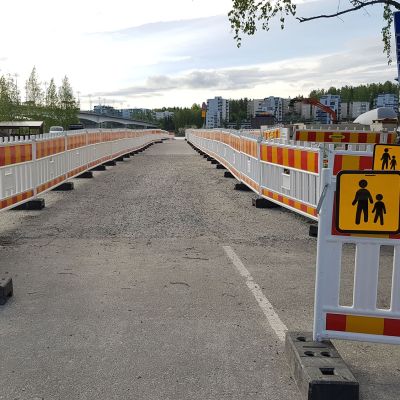 Kevyttä liikennettä ohjaavia työmaa-aitoja Jyväskylän Lutakon satamassa.