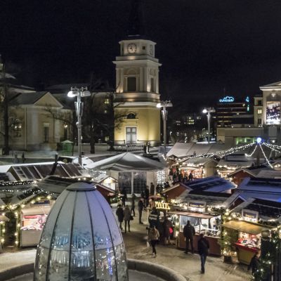 Tampereen joulutori ja joulukuusi iltavalaistuksessa