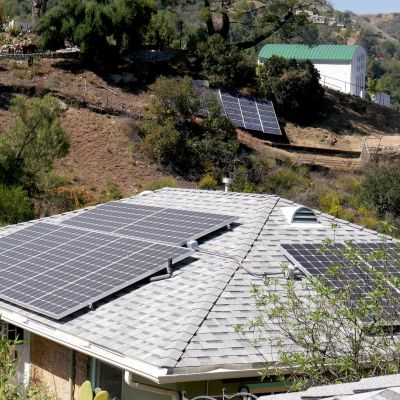 Aurinkopaneeli omakotitalon katolla Topangassa, Kaliforniassa.