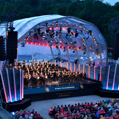 Wienin filharmonikot soittamassa Schönbrunnin palatsin puistossa 2014