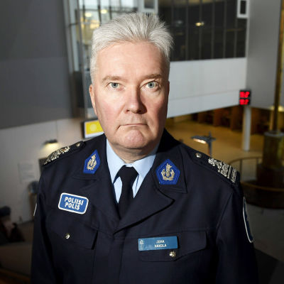 Helsingforspolisens informationschef Juha Hakola i polishuset i Böle.