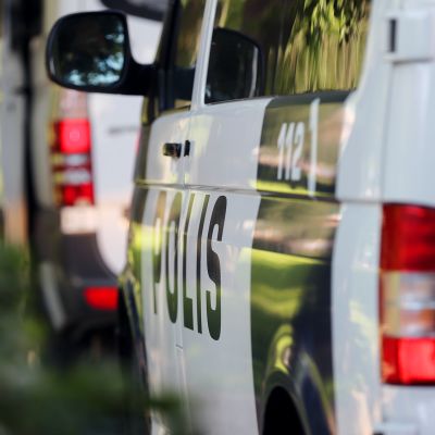 Poliisiautoja.